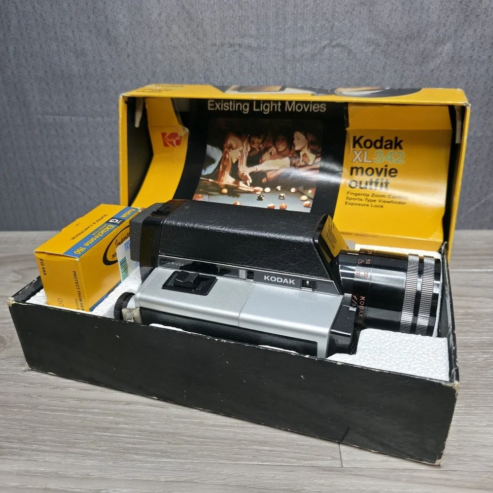 VINTAGE Kodak XL342 Movie Camera CAT 110 1856 UNTESTED Beautiful Collection Add